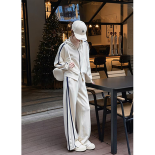 邱莹莹HELAAOMI “小香运动”连帽卫衣+松弛感休闲裤两件套