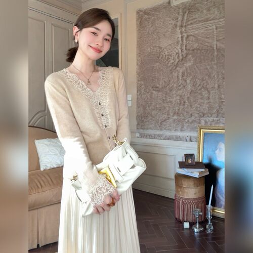 邱莹莹初生羊绒拼接蕾丝V领开衫