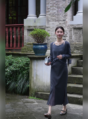 邱莹莹 HELAAOMI “步步生花”新款黑色半身裙百褶气质开叉半身裙