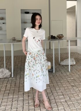 邱莹莹“定位雏菊”爱心花鸟刺绣褶裥设计圆领短袖T恤半身裙套装