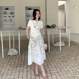 邱莹莹“定位雏菊”爱心花鸟刺绣褶裥设计圆领短袖T恤半身裙套装