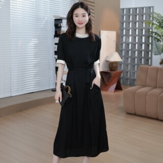 邱莹莹 HELAAOMI“香香赫本”90%桑蚕丝撞色拼接收腰中长款连衣裙