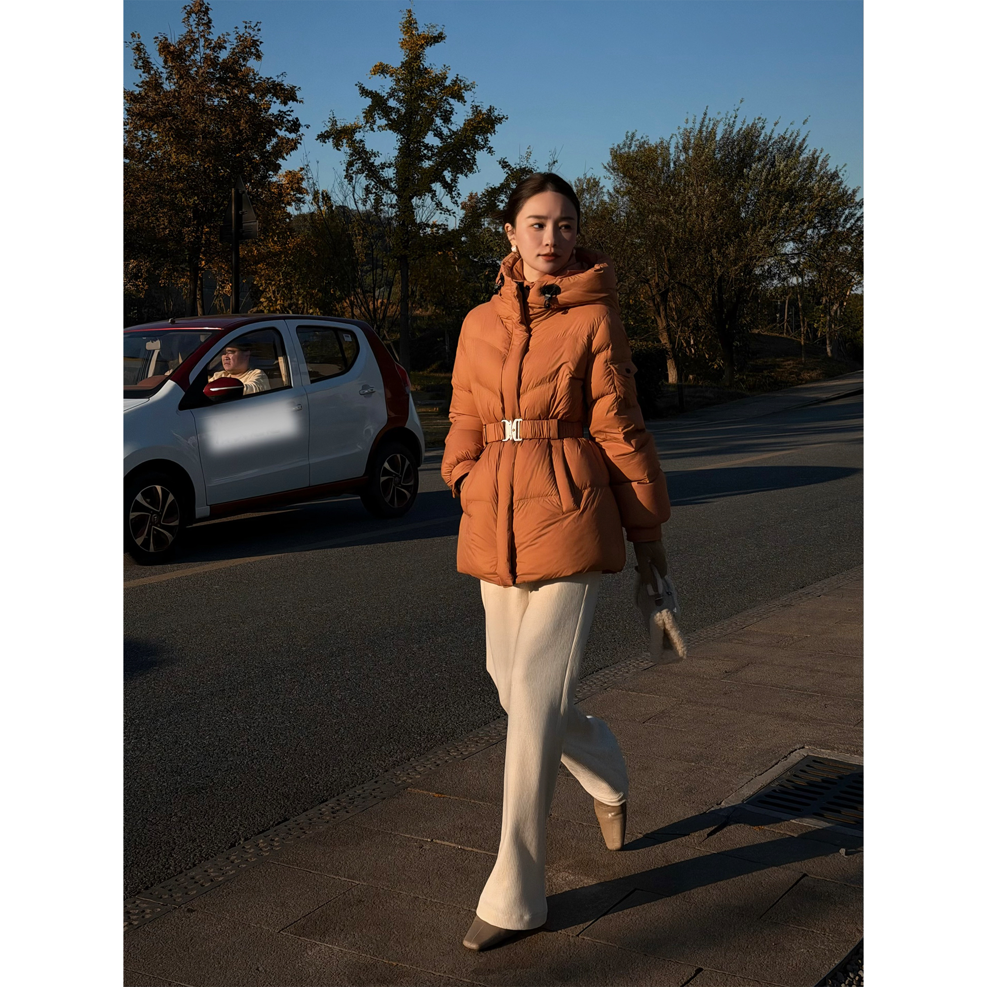 邱莹莹 HELA AOMI “秋橙雅意”90白鹅绒云朵泡芙收腰羽绒服