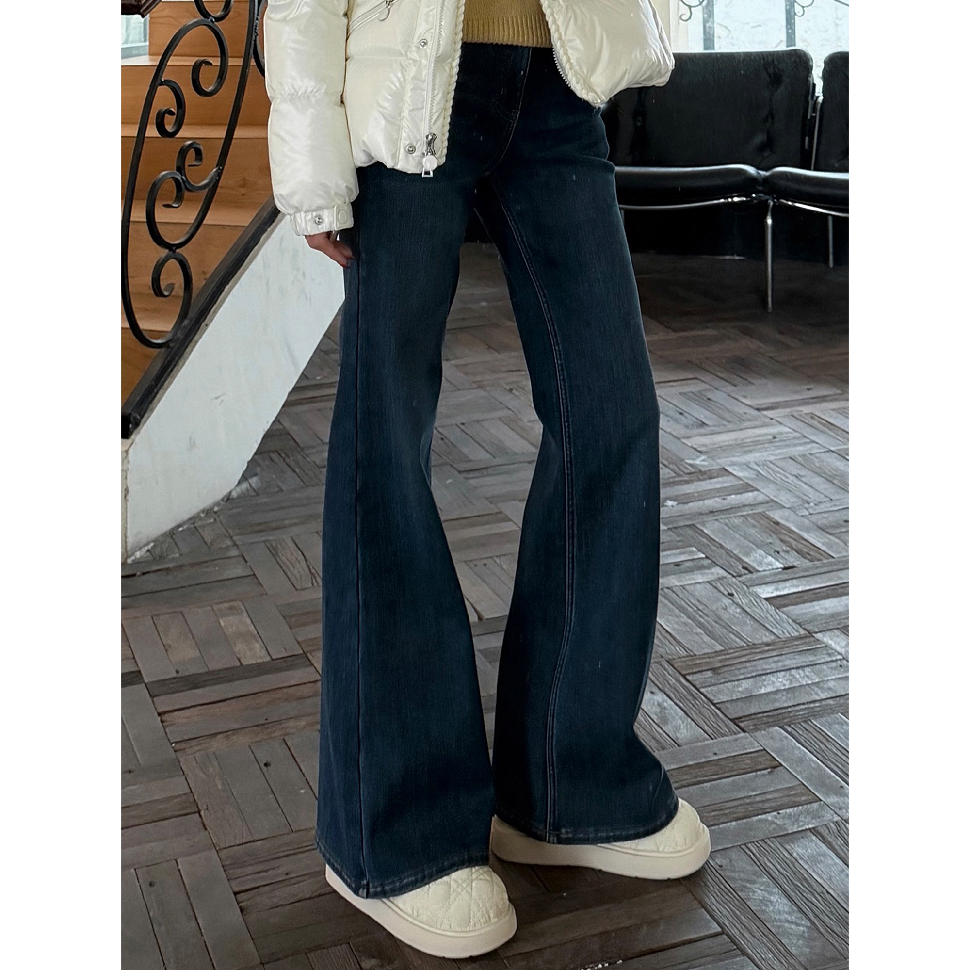 邱莹莹 HELA AOMI “猞猁绒牛仔”微喇高腰立体裁剪微喇牛仔裤