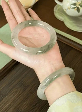正宗天然新疆天山翠手镯雪翠飘花玉镯冰翠女款金丝玉圆条扁镯