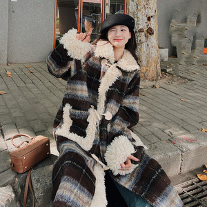 格纹羊羔毛拼接牛角扣毛呢外套女秋冬超火好看加厚中长款呢子大衣图片