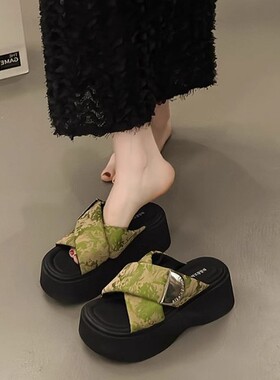 厚底一字拖女夏季外穿2026新款女生显瘦黑色增高凉拖鞋百搭配裙子