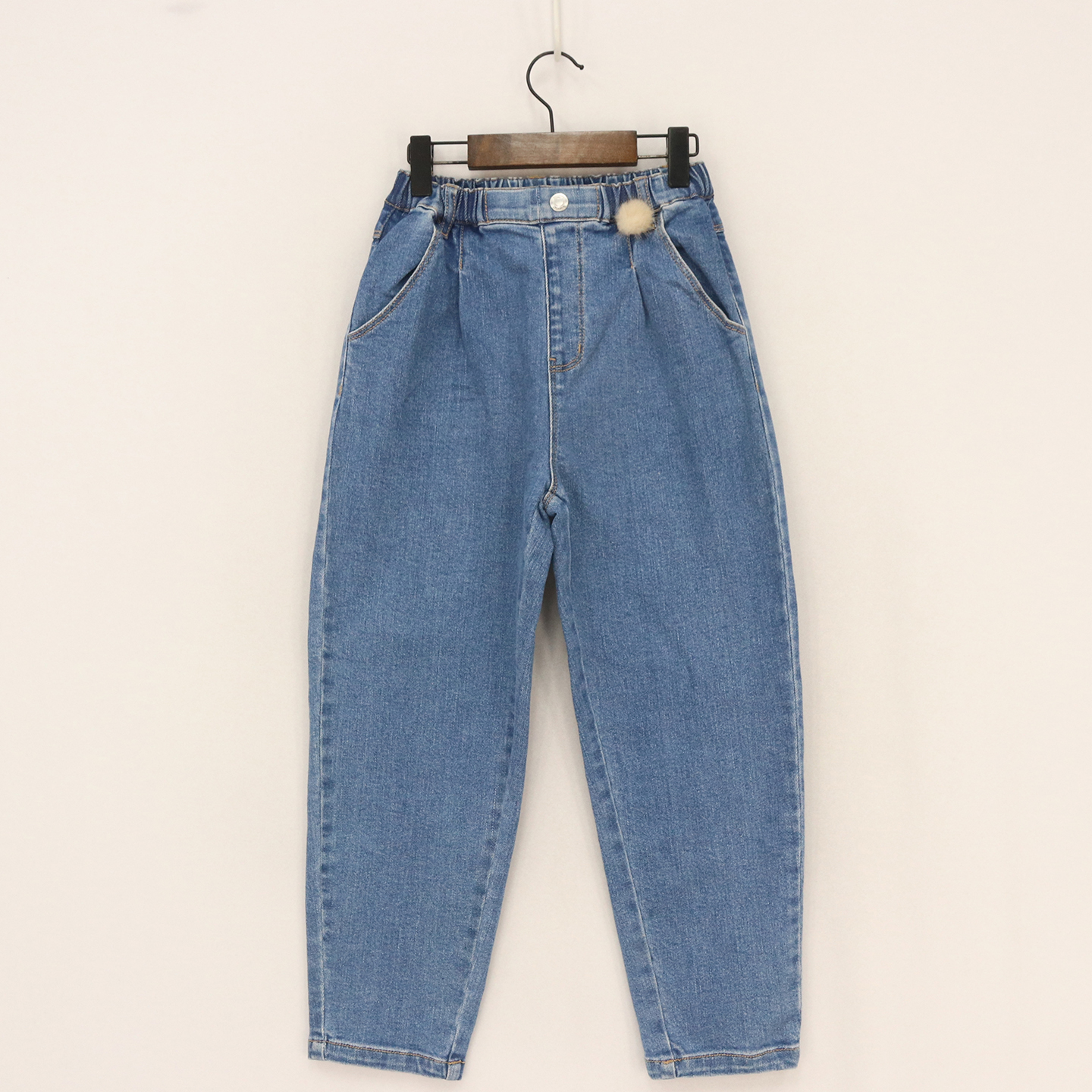 全松紧前褶皱黄线毛球小脚牛仔裤