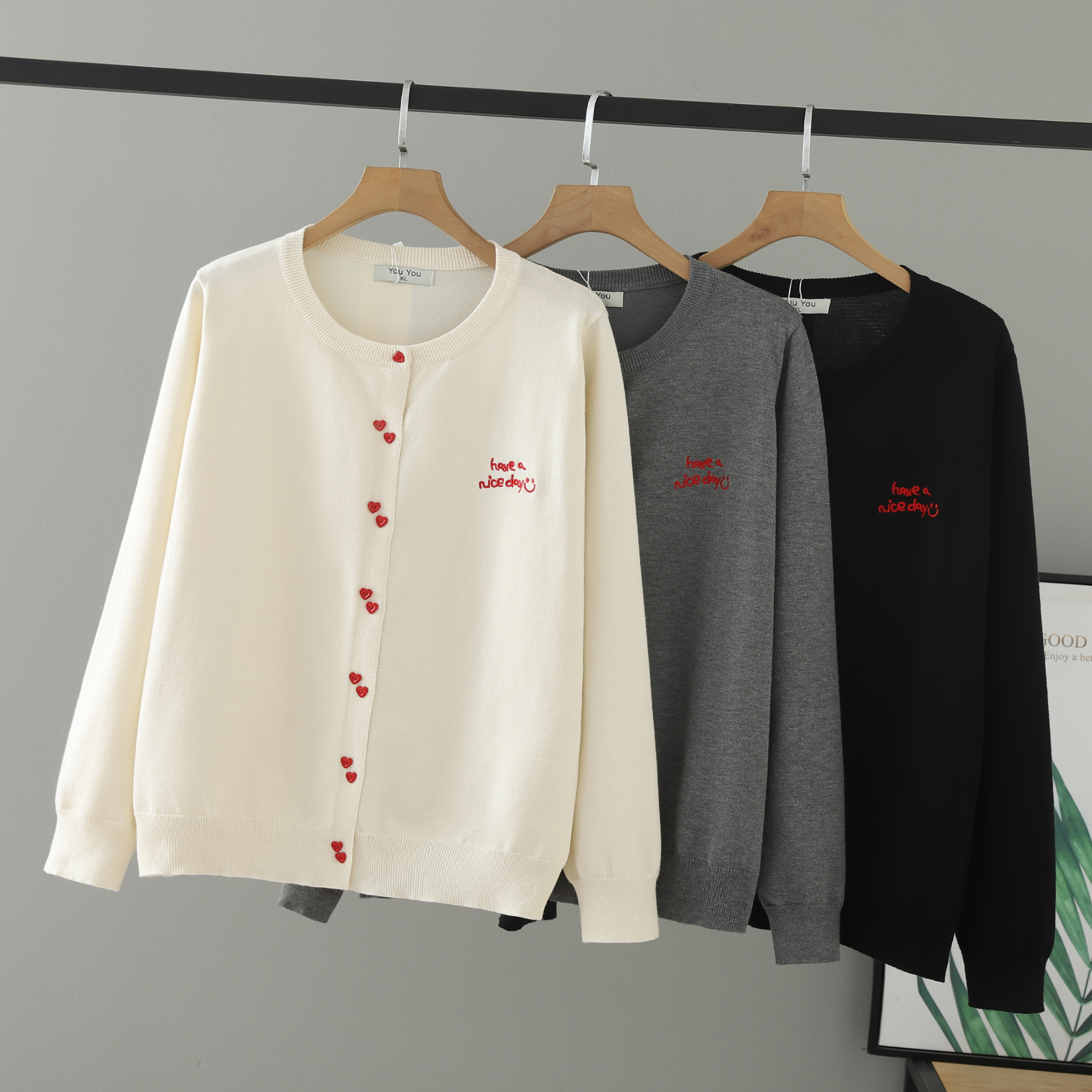 女装刺绣上衣爱心纽扣针织衫女