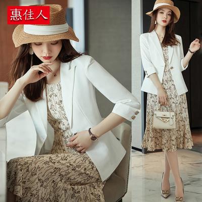 白色七分袖小西装外套搭配吊带裙