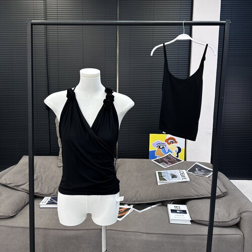 新品自带柔光感 拍照超出片的黑玫瑰露背交叉挂脖 侧开叉吊带背心