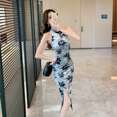 2025复古高端丝绒旗袍开叉民国风中长款 连衣裙 性感包臀印花挂脖式