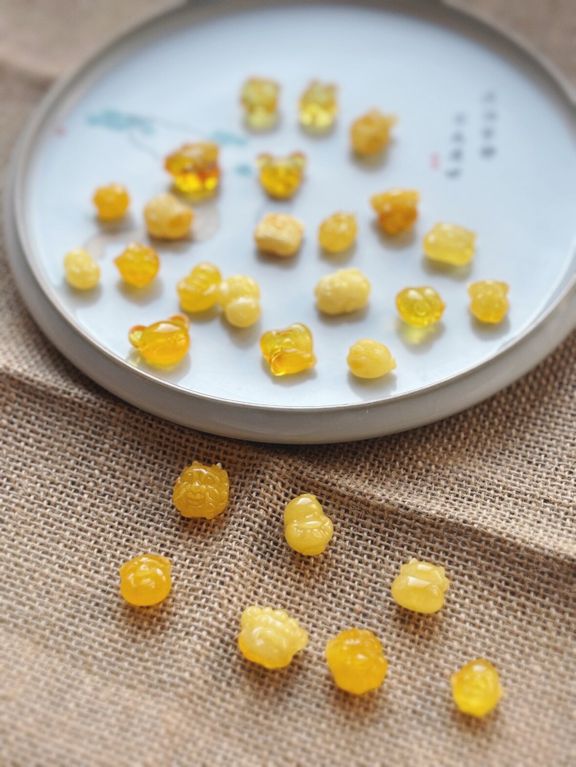 天然琥珀蜜蜡十二生肖雕件吊坠蛇手饰