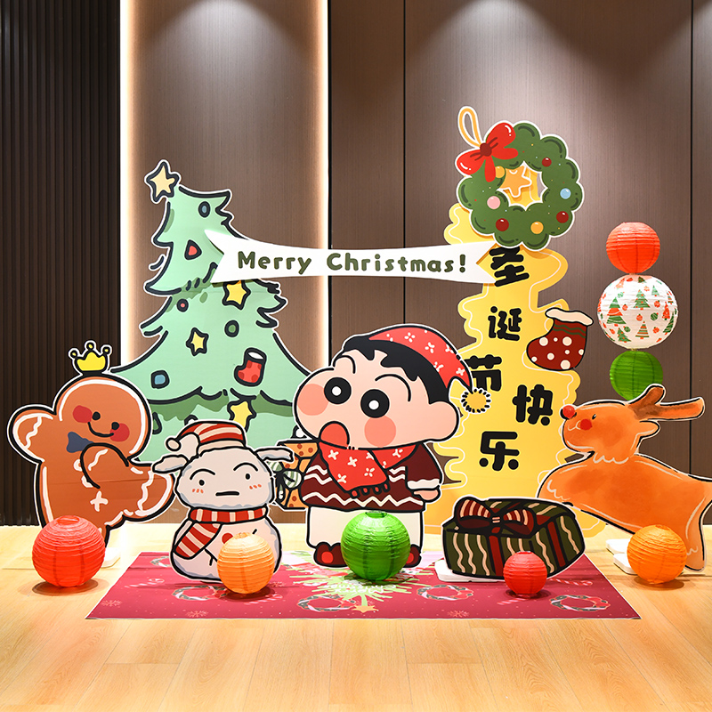 2026幼儿园蜡笔小新圣诞节装饰氛围感场景布置店铺门面美陈KT展板