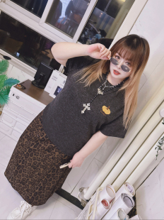 女装 hello胖妞大码 T恤潮流简约风显瘦正肩修身 300斤舒适刺绣短袖