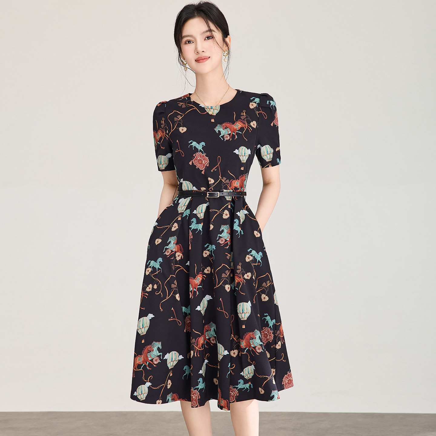 气质印花连衣裙女装2026新款夏装收腰显瘦轻奢复古花色中长款裙子