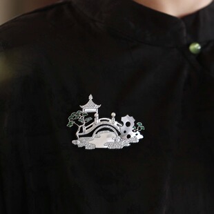 山亭水榭丨软语设计新中式诗意天然珍珠黑蝶贝松树太湖石观景胸针