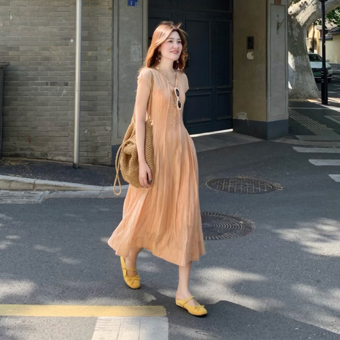 法式温柔风西柚粉V领连衣裙女夏季泡泡袖收腰显瘦中长款度假裙子