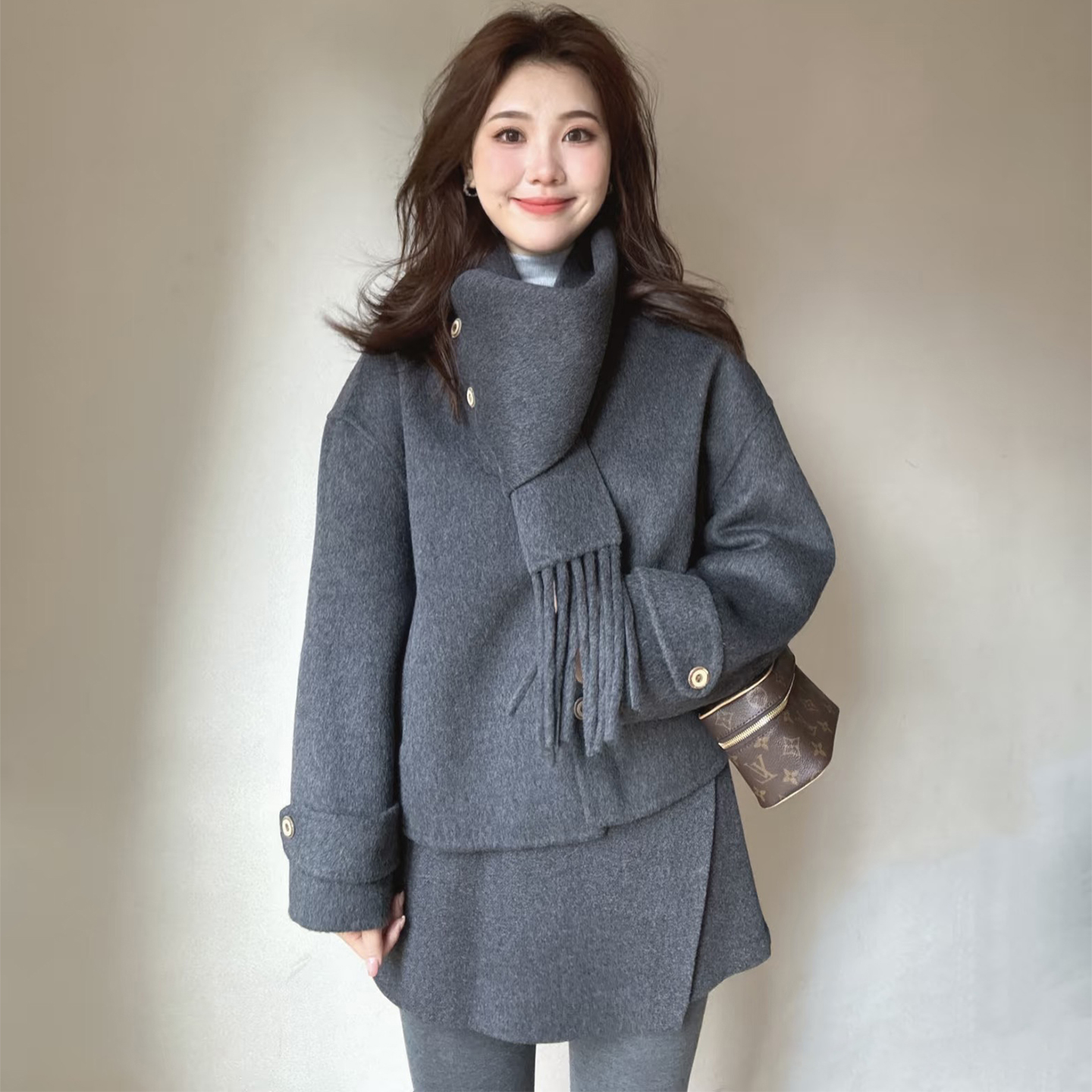 韩系千金风灰色围巾领毛呢套装