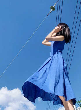 今年流行漂亮裙子新款小个子海边度假法式气质蓝色无袖连衣裙女夏