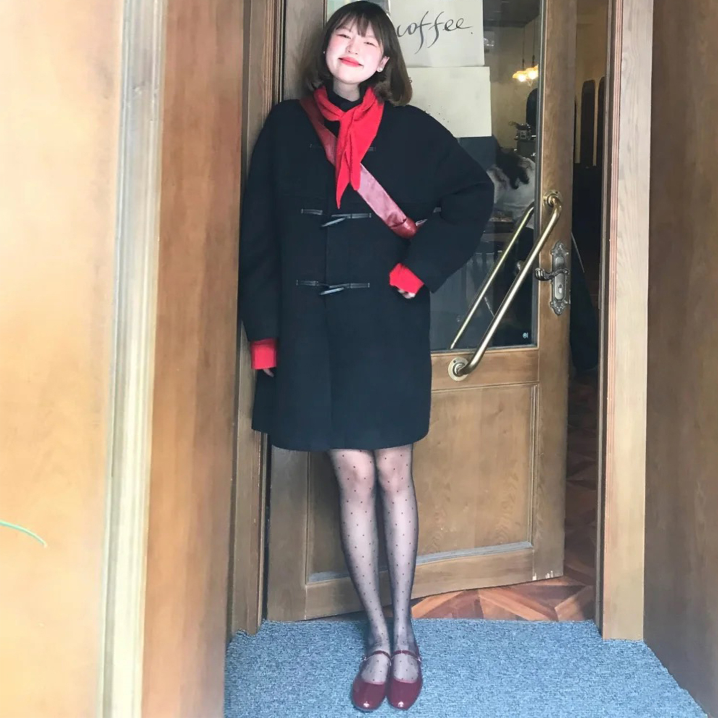 小个子学院风牛角扣黑色呢子大衣