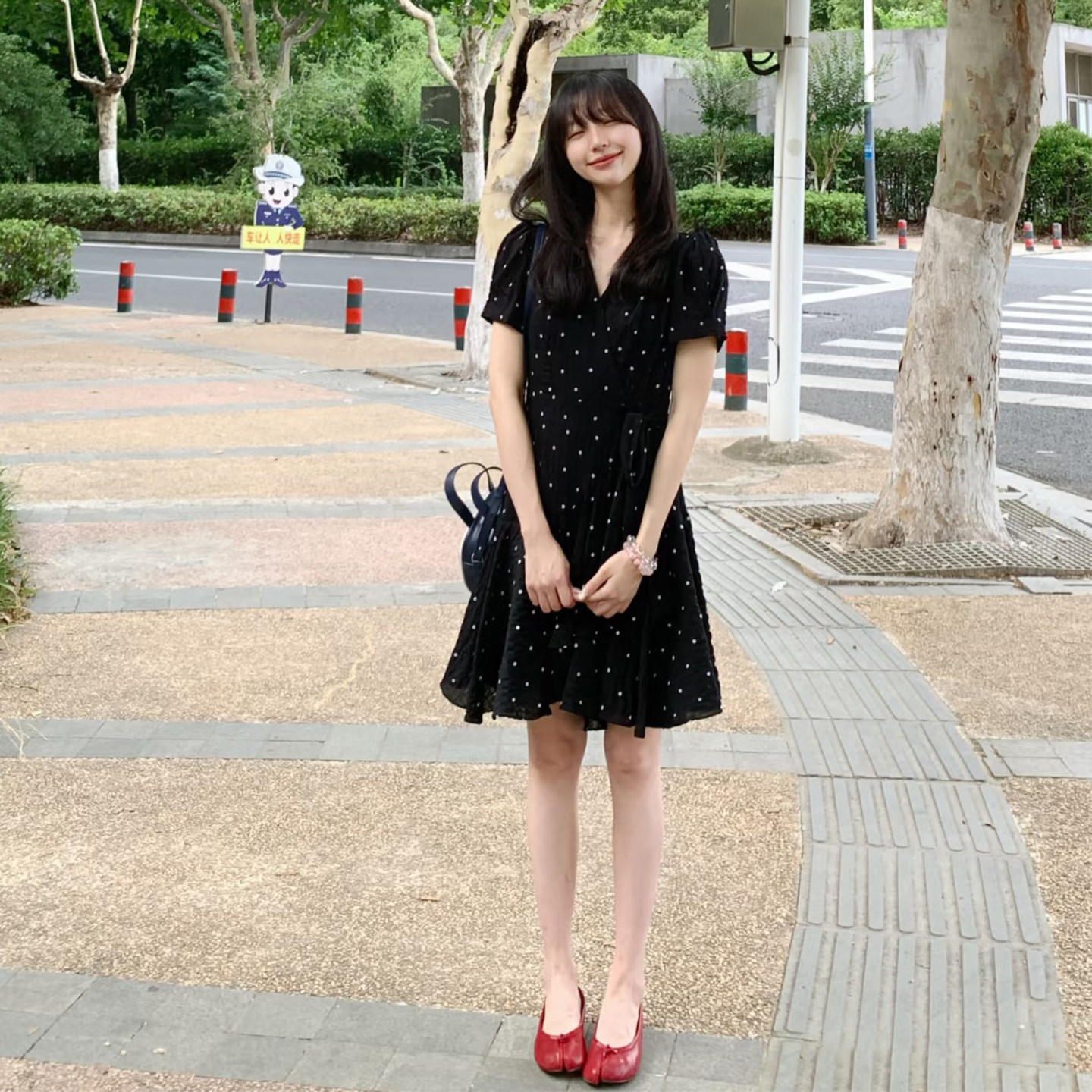 法式赫本风黑色波点收腰茶歇裙图片