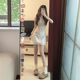 法式温柔风挂脖碎花连衣裙女夏季收腰显瘦V领小个子短款a字裙