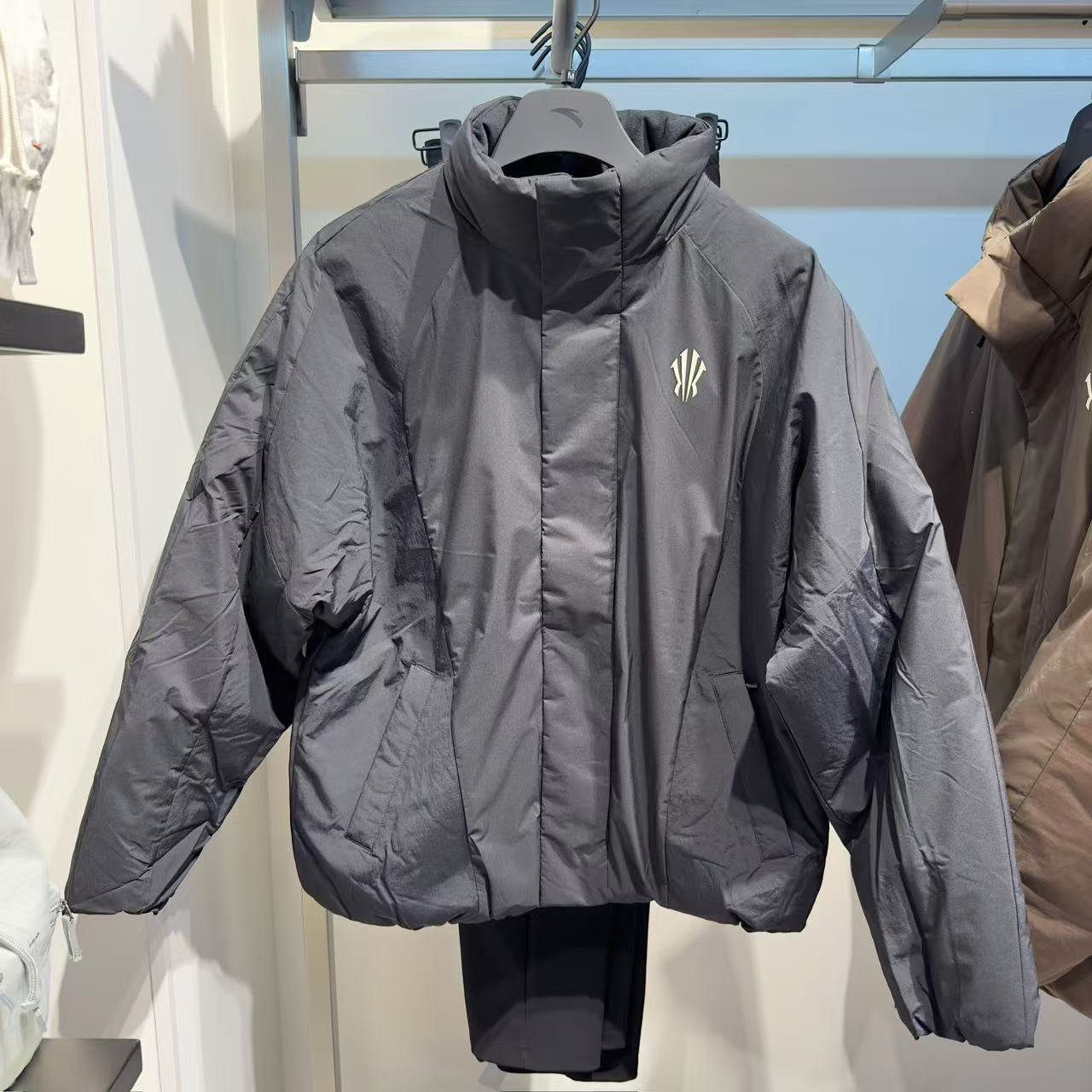 安踏欧文2025冬季新款男立领保暖运动休闲羽绒服外套172541903S