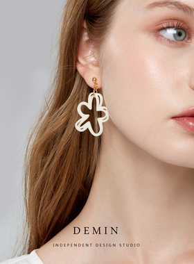 DEMIN有点甜 显瘦气质法式镂空亚克力花朵日系感复古少女耳环耳夹