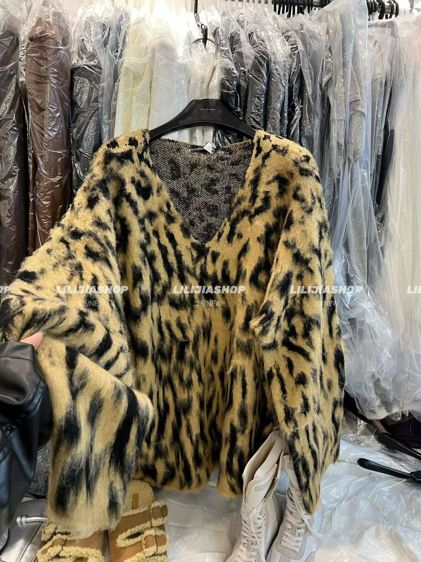 MIDO家 秋冬韩版时尚宽松休闲V领豹纹仿羊绒针织衫女慵懒风毛衣