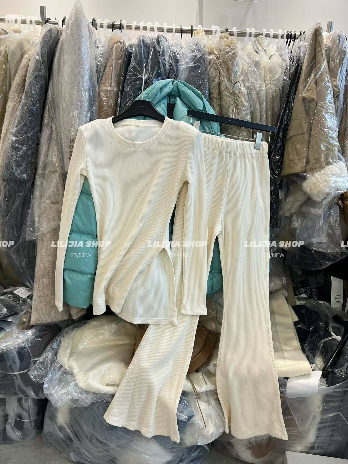 MIDO家 2025秋冬百搭圆领开衩纽扣加绒t恤+高腰显瘦微喇裤套装,女装/女士精品,时尚套装,淘宝优惠券,粉丝福利购,淘宝优惠卷