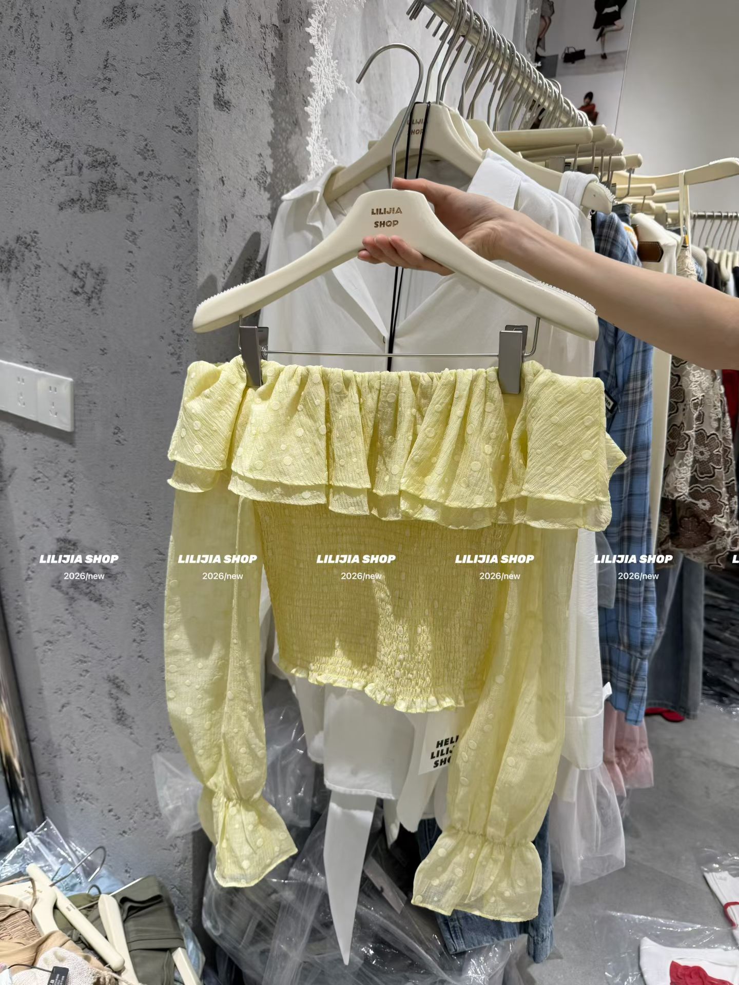 MIDO家 设计感荷叶边一字领波点衬衫女春薄款露肩喇叭袖罩衫衬衣