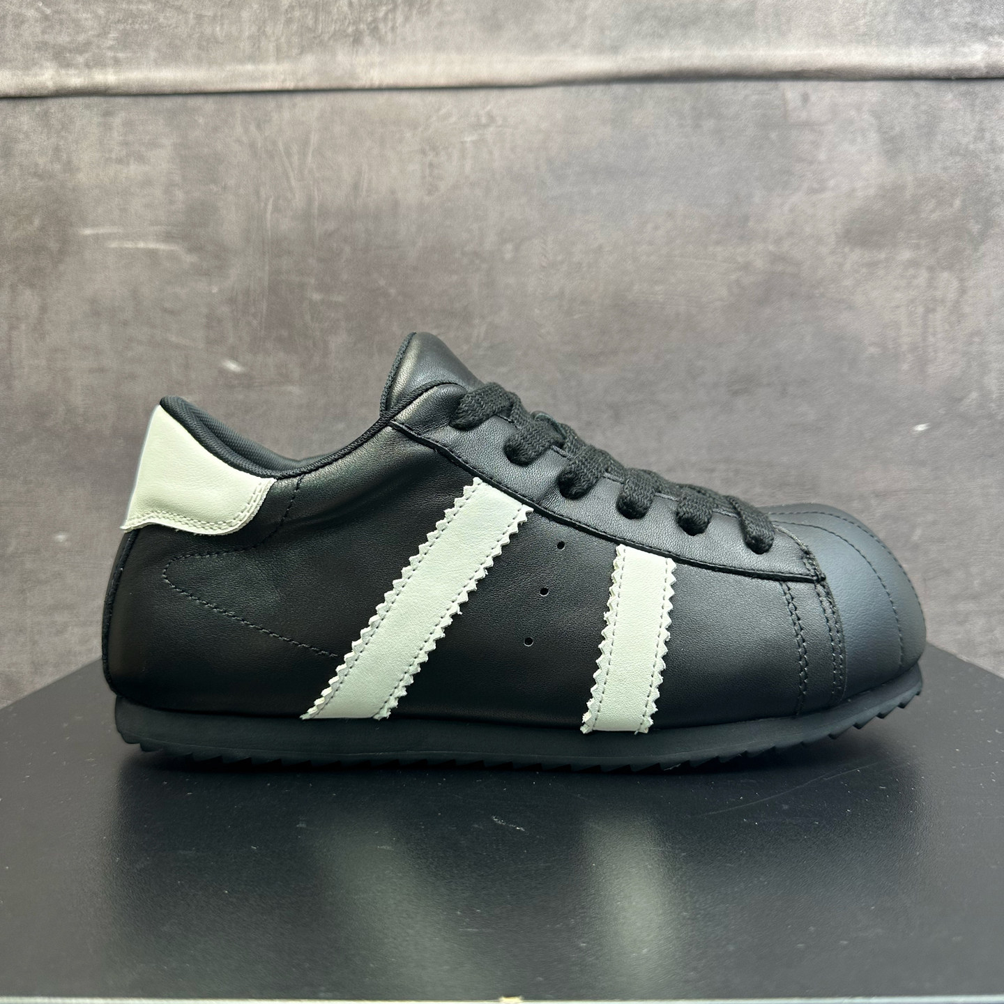 街拍设计款复古黑白拼接德训鞋男士头层牛皮软底休闲鞋小众款板鞋