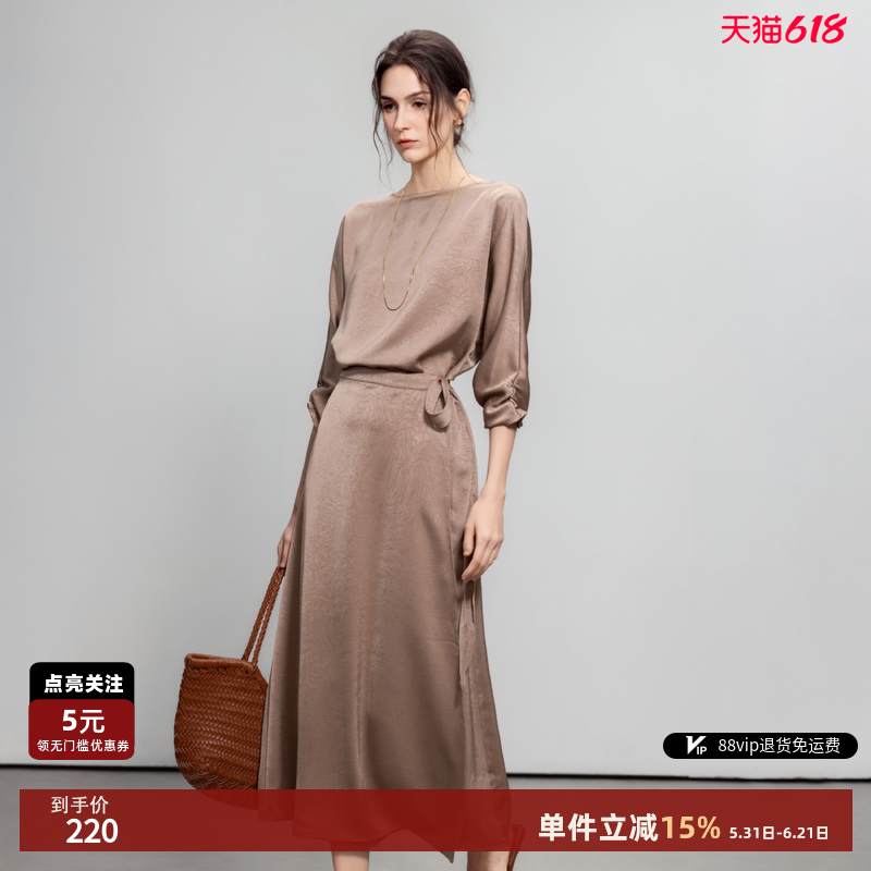 德玛纳静奢风缎面连衣裙女26春秋新款皱感七分袖收腰围裹式中长裙