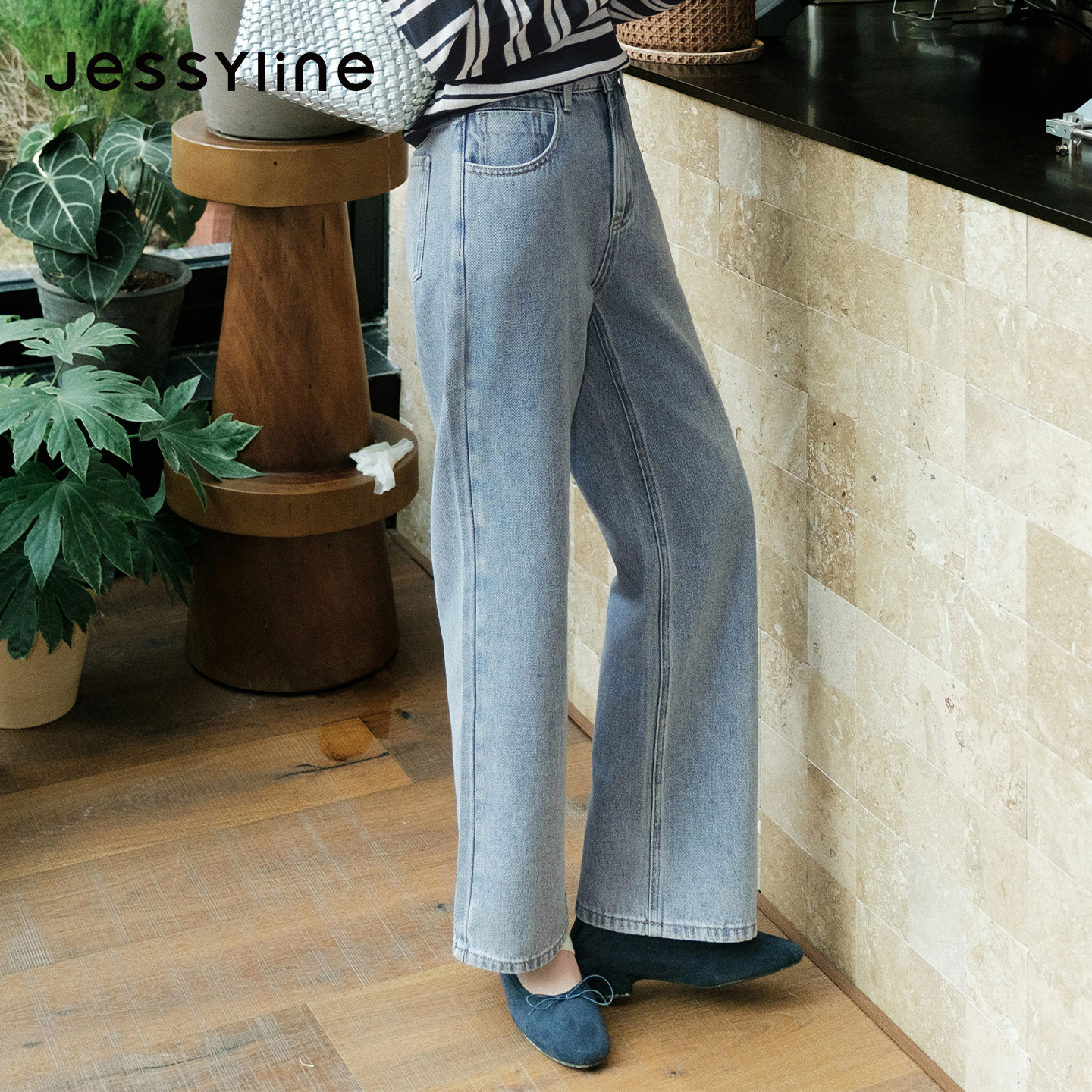 jessyline杰茜莱2026新款极简风牛仔裤女秋显瘦百搭浅蓝色直筒裤