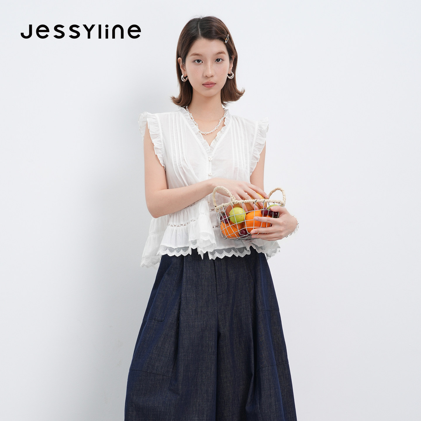 jessyline2026夏季专柜新款 杰茜莱黑白色蕾丝拼接衬衫 621102060