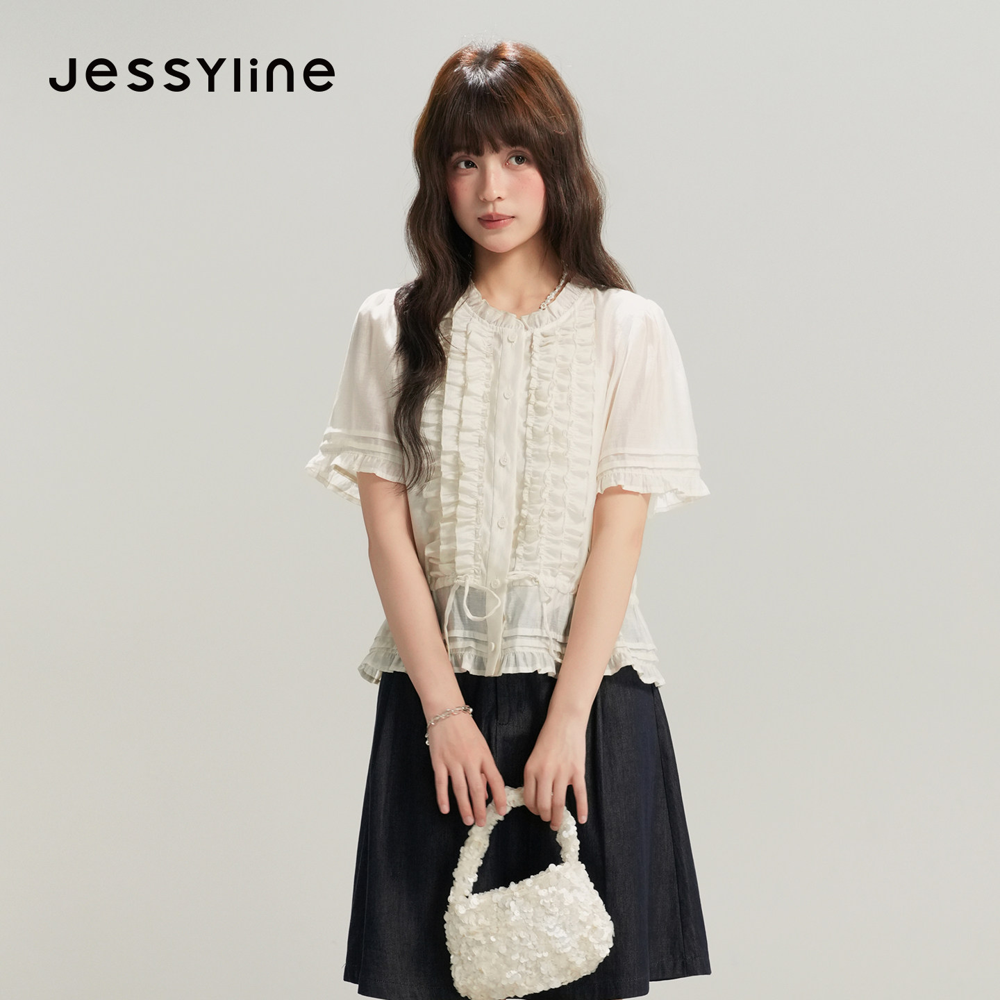 jessyline杰茜莱2026新款文艺复古木耳花边衬衫女夏甜美米色小衫