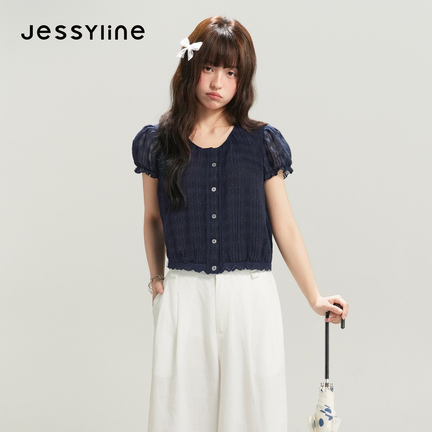 jessyline杰茜莱2026夏新短款藏青色娇俏少女风蕾丝花边短袖衬衫