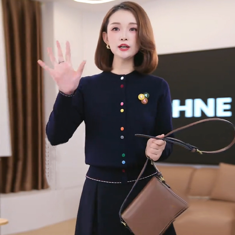 藏青色彩色扣针织开衫女