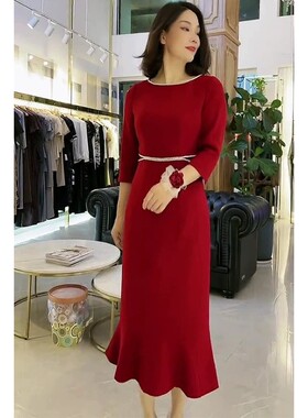 高级感大气喜庆红色连衣裙秋冬婚礼喜宴妈妈装收腰显瘦鱼尾裙礼服