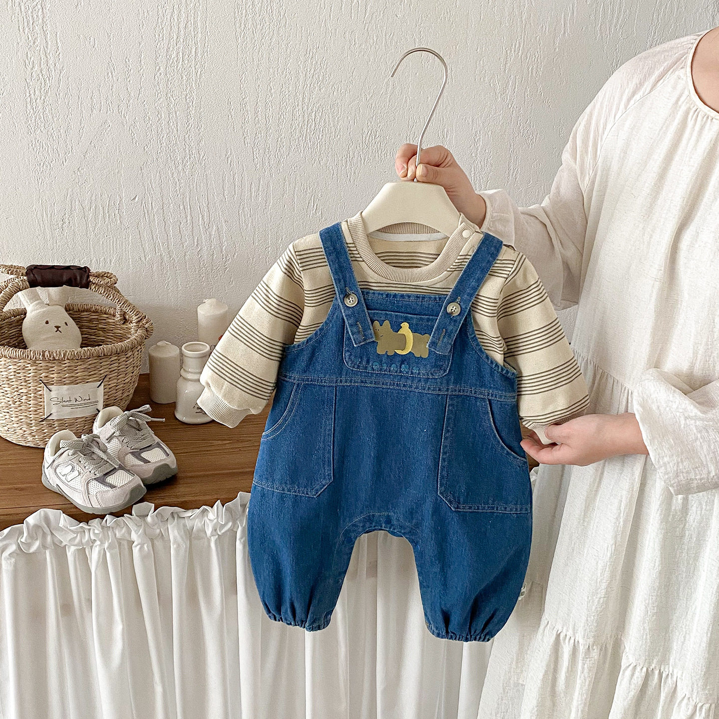 婴儿春装新款卡通软牛仔背带裤套装男宝宝连体裤条纹打底衫两件套