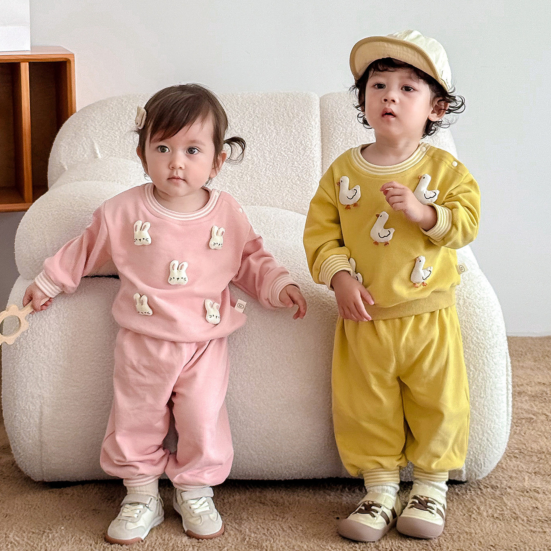 儿童卡通玩偶套装春秋新款女童洋气小兔卫衣男童小鸭卫裤两件套潮