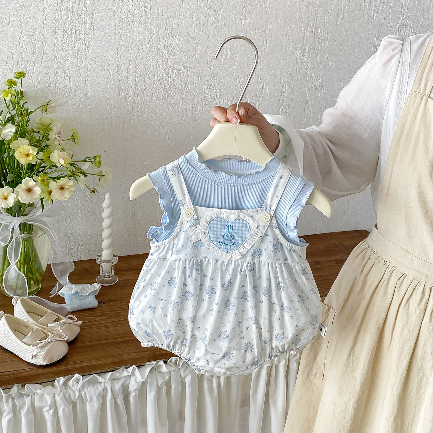 婴儿夏季新款木耳边背心女宝宝纯棉碎花爱心贴布背带三角哈衣套装