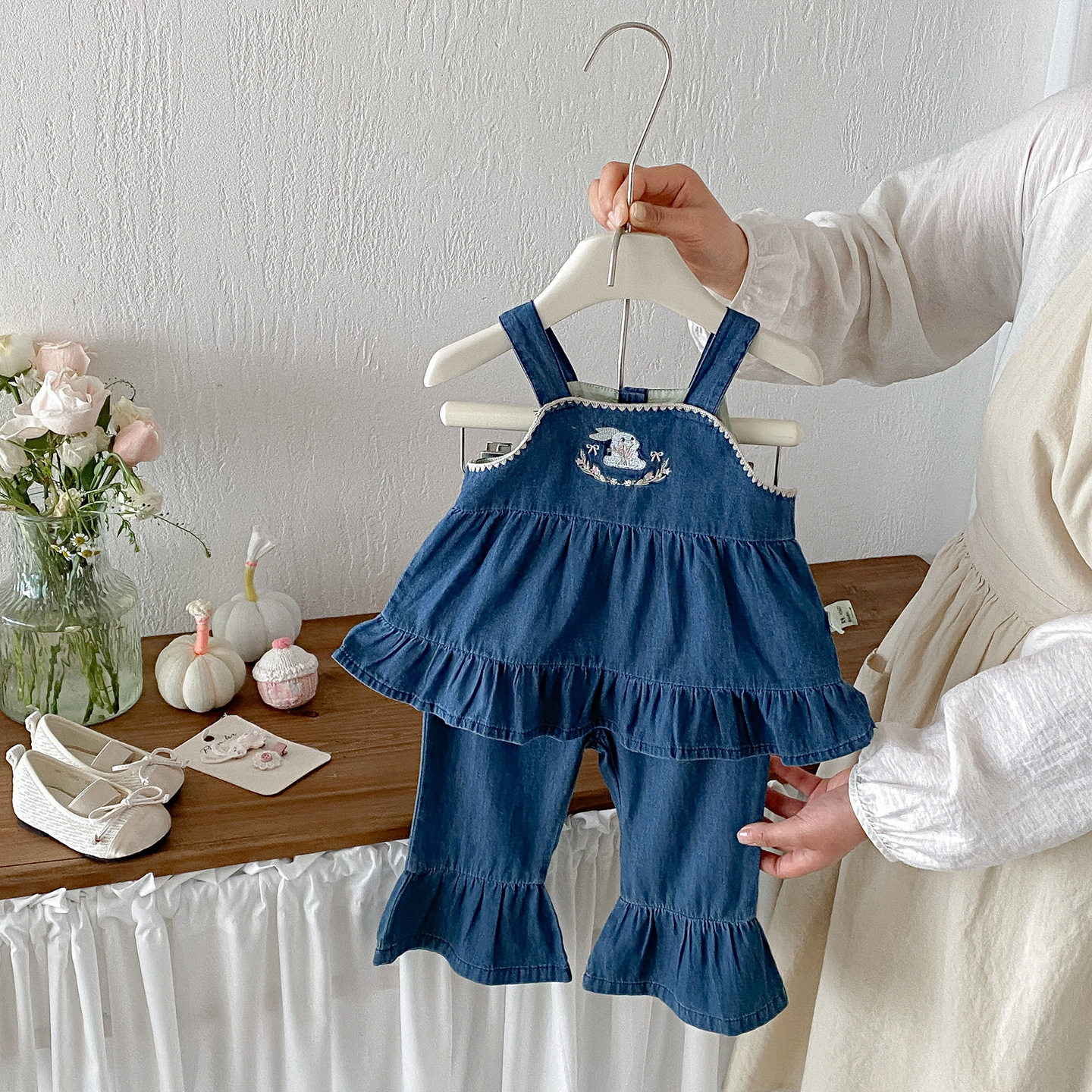 女童套装2026夏季新款儿童卡通刺绣吊带上衣韩版牛仔喇叭裤两件套