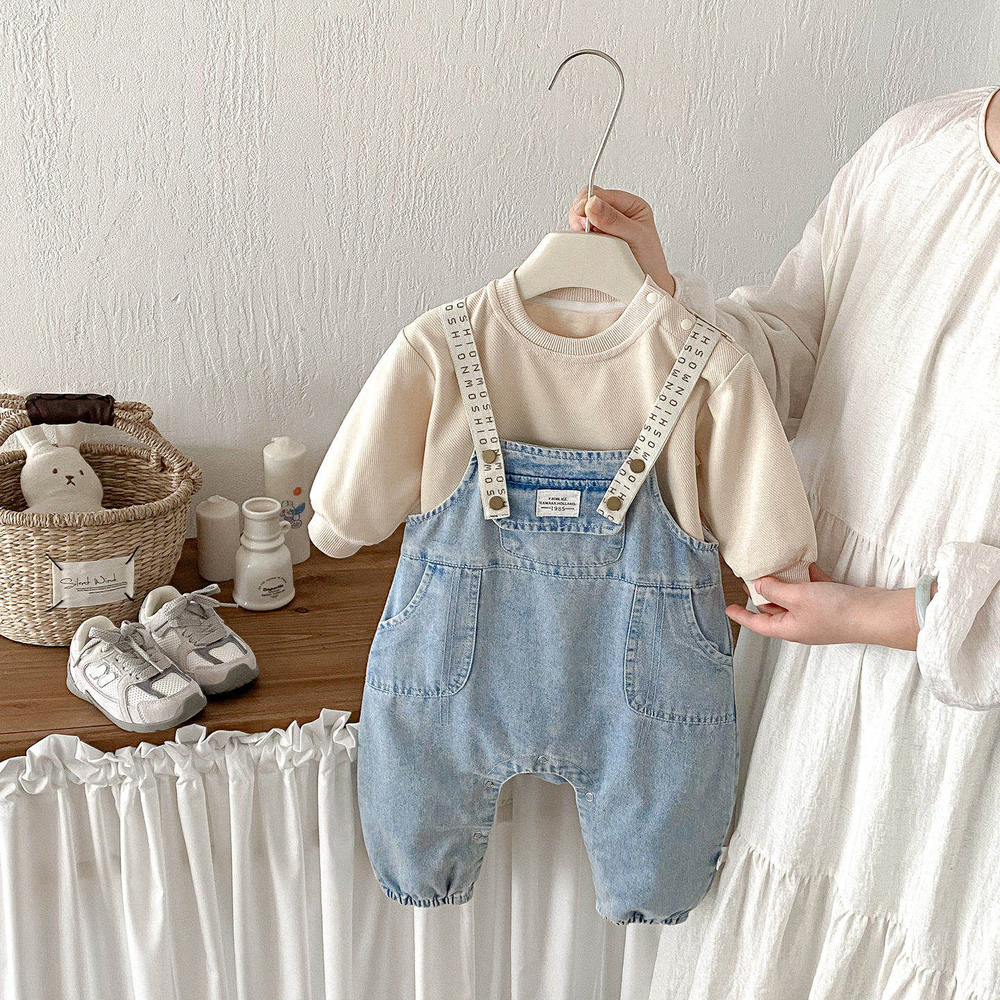 宝宝春装柔软牛仔背带裤套装2026新款简约连体裤洋气卫衣两件套潮