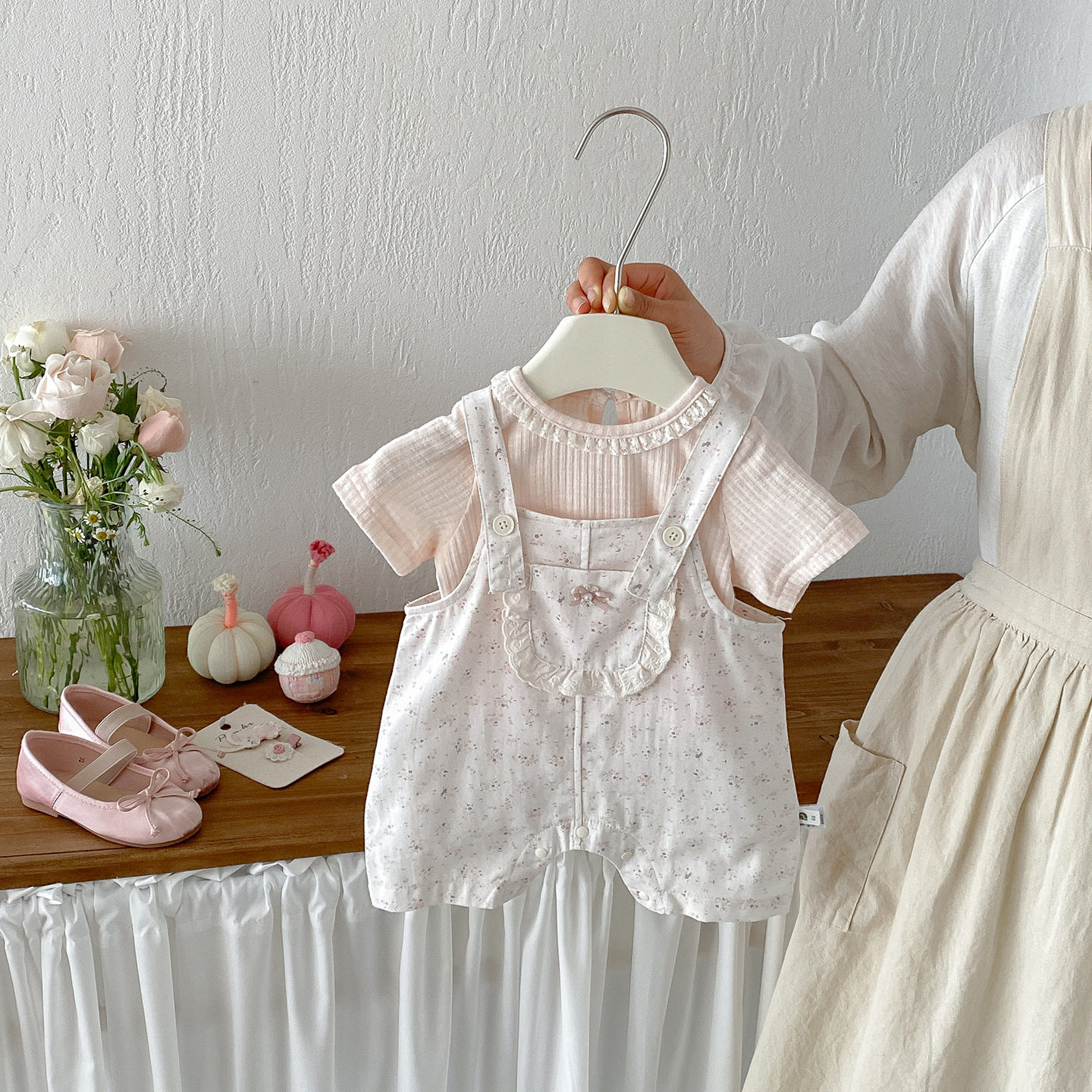 婴儿弹力短袖T恤套装夏季新款薄款花边上衣宝宝碎花背带裤两件套