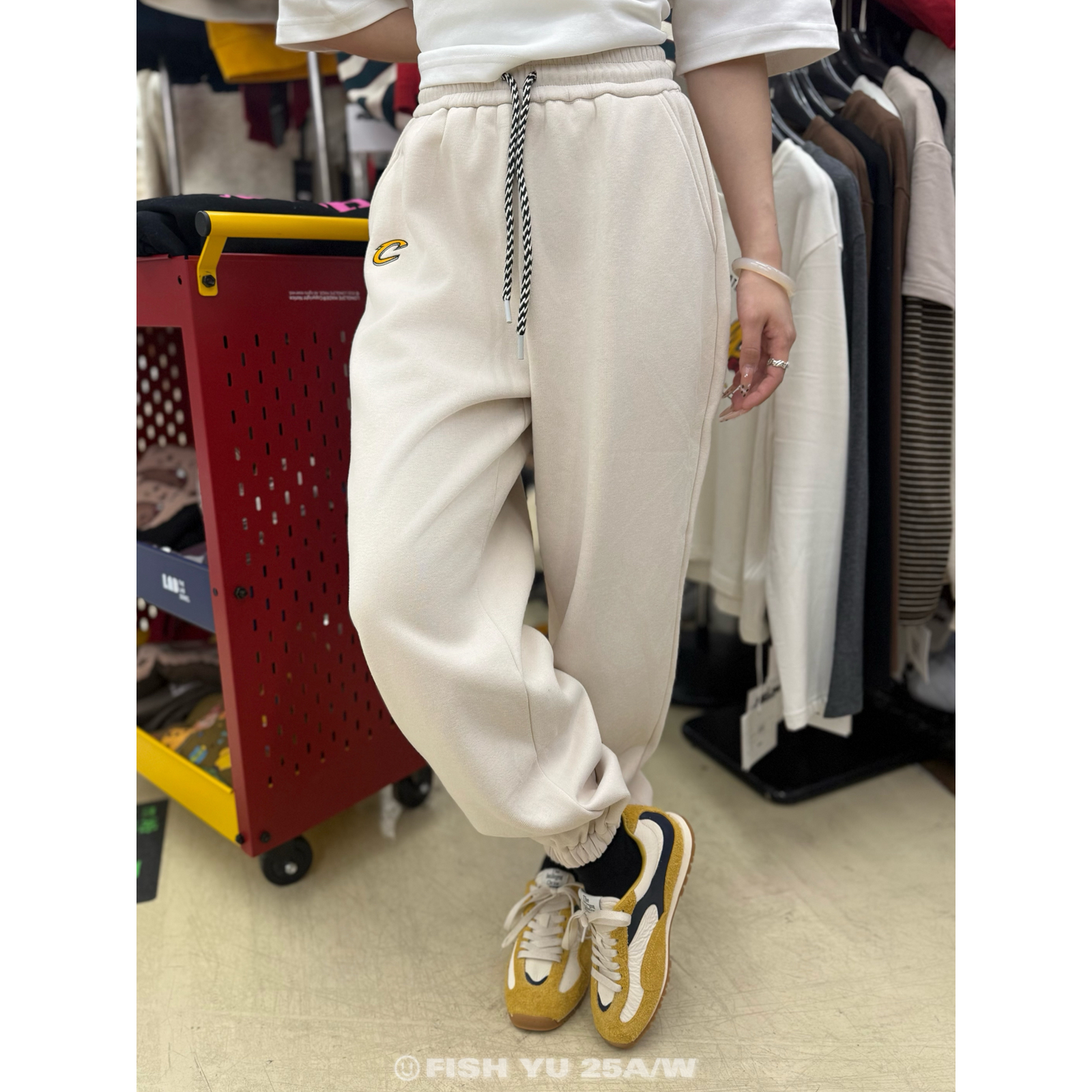 FISH YU -新韩货内里复合银狐绒刺绣C字母束脚休闲卫衣裤625705