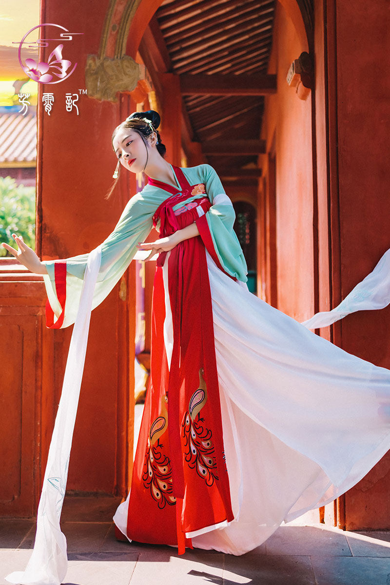 芳霄记 中国风拜年汉服女仙气飘逸古风正品原创红色刺绣齐胸襦裙在类目 女装/女士精品, 唐装/民族服装/舞台服装, 汉服中 - 来自Buy2taobao.com提供专业的淘宝代购服务