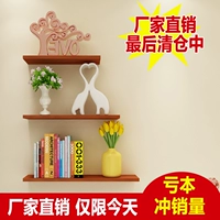 Полков на стене гостиной не содержит ударов.