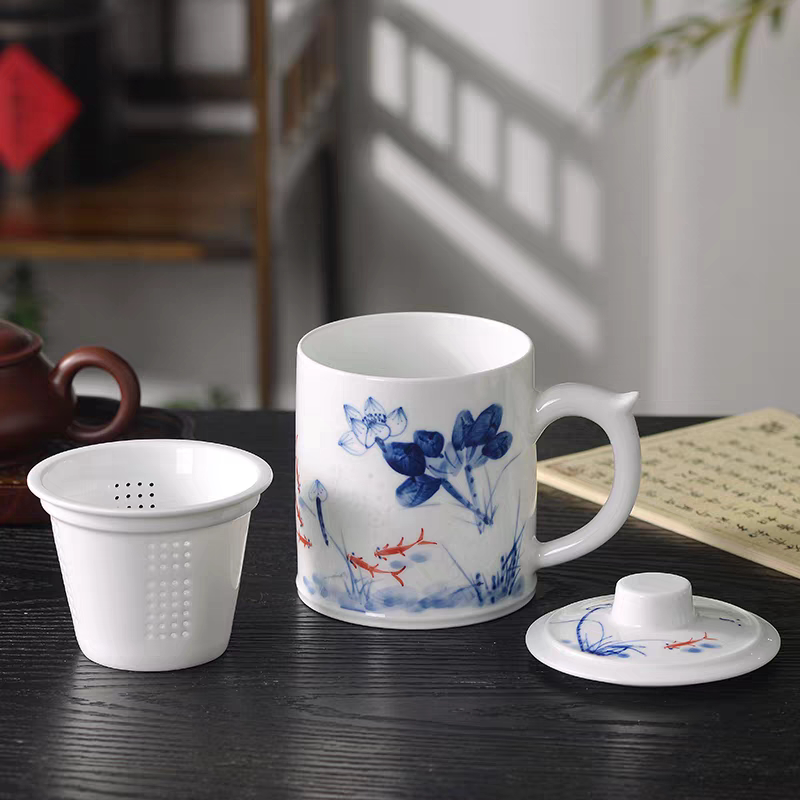 景德镇陶瓷带盖手绘青花玲珑茶杯